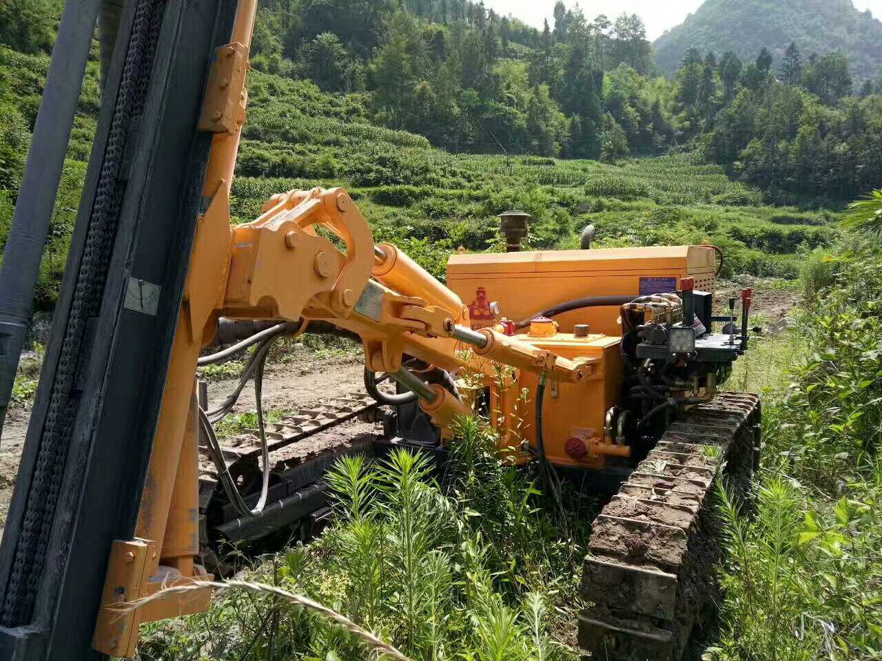 開山潛孔鉆車.jpg